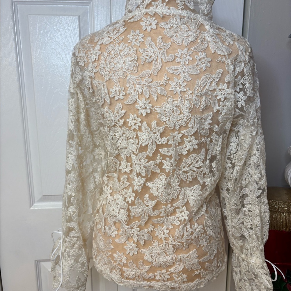 ๐ SOLD Lace Blouse - Cream - Picture 2 of 2